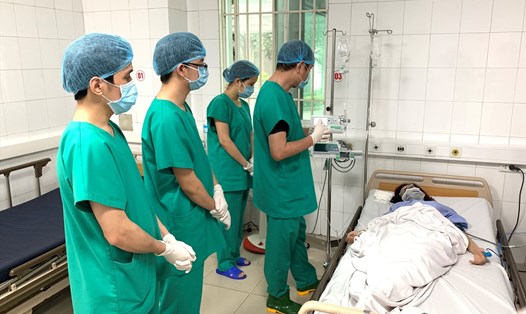 Các bác sĩ Bệnh viện dã chiến số 2, TP.Hạ Long, tỉnh Quảng Ninh kiểm tra y tế cho những người thuộc diện cách ly tại bệnh viện. Ảnh: Thế Thiêm