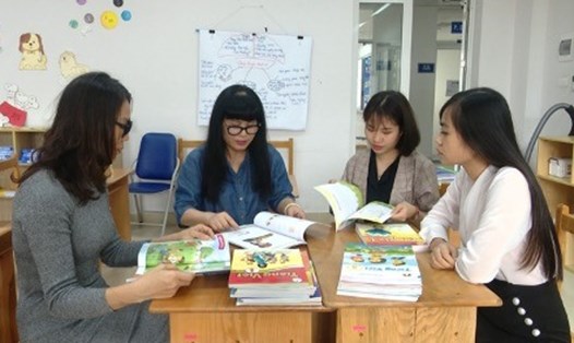 Giáo viên trường Việt – Nhật trao đổi, lựa chọn sách giáo khoa.