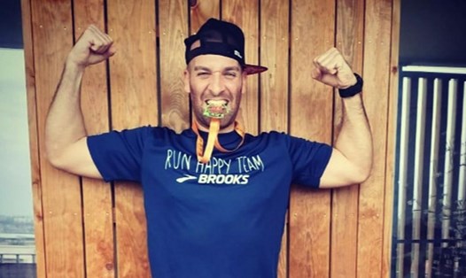 Anh Elisha Nochomovitz, sống tại Pháp đã chạy marathon 42km trên ban công rộng 7m của mình để cổ vũ nhân viên y tế chống dịch COVID-19. Ảnh: CNN