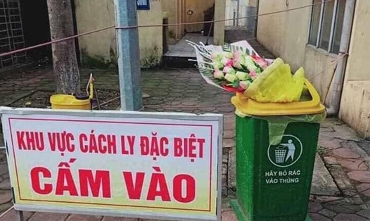 Hình ảnh được cho là của một bệnh nhân sau khi ra viện đã vứt ngay bó hoa vào thùng rác tại Bệnh viện Quốc Oai.