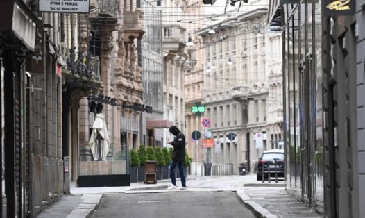 Người dân đeo khẩu trang đi trên đường phố ở Milan, Italia. Ảnh: EPA-EFE/ANSA.