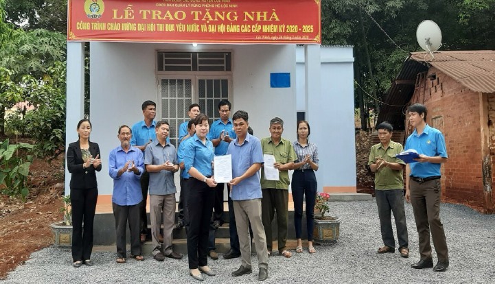 Bà Đinh Thị Mỹ Hạnh-Chủ tịch LĐLĐ huyện trao quyết định gắn biển công trình cho lãnh đạo Công đoàn cơ sở