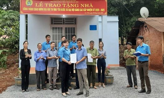 Bà Đinh Thị Mỹ Hạnh-Chủ tịch LĐLĐ huyện trao quyết định gắn biển công trình cho lãnh đạo Công đoàn cơ sở