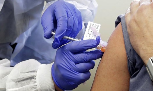 Một bệnh nhân được tiêm vaccine ngừa COVID-19 trong nghiên cứu giai đoạn đầu tiên, tại Viện nghiên cứu sức khỏe Kaiser Permanente Washington ở Seattle, Mỹ. Ảnh: AP