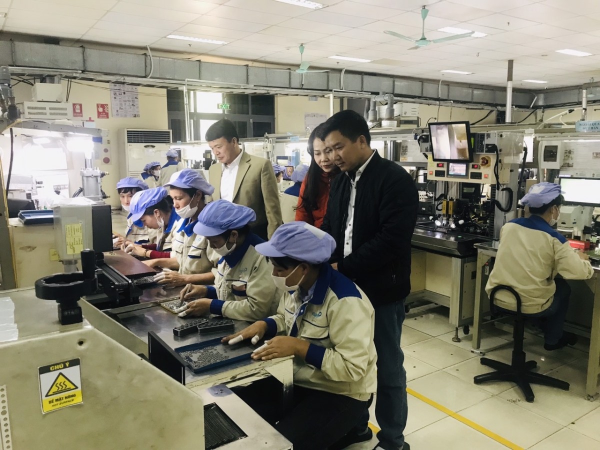 Lãnh đạo LĐLĐ huyện Tân Yên, tỉnh Bắc Giang thăm hỏi, động viên công nhân Công ty TNHH Mplus Hà Nội.