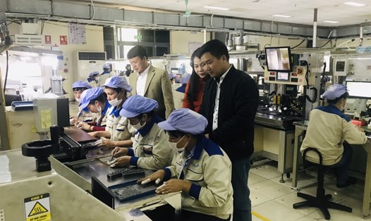 Lãnh đạo LĐLĐ huyện Tân Yên, tỉnh Bắc Giang thăm hỏi, động viên công nhân Công ty TNHH Mplus Hà Nội.