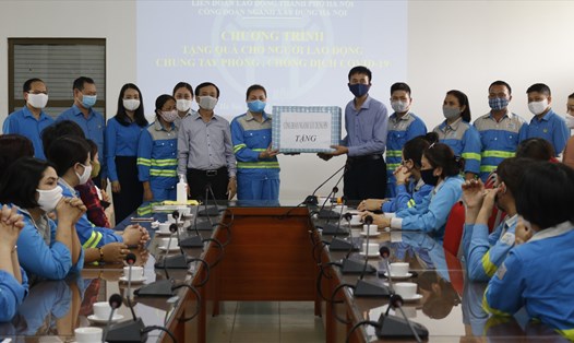Phó Chủ tịch Liên đoàn Lao động Thành phố Ngô Văn Tuyến và  Công đoàn Xây dựng Hà Nội tặng khẩu trang kháng khuẩn cho Công ty Trách nhiệm hữu hạn Một thành viên môi trường đô thị Hà Nội. 
Ảnh: NA