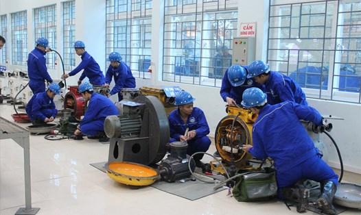 Nhiều năm qua, Trường Cao đẳng Than - Khoáng sản Việt Nam (Cao đẳng TKV) đã đẩy mạnh công tác tuyển sinh đào tạo nghề mỏ hầm lò và mở rộng thị trường đào tạo đa ngành nghề.