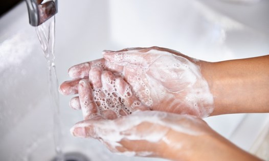 Rửa tay đúng cách phòng COVID-19. Ảnh: CDC