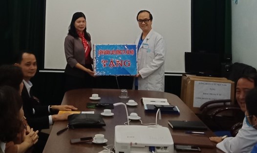 Liên đoàn Lao động thành phố Hà Nội phối hợp với Công đoàn ngành Y tế Hà Nội tới thăm, tặng quà tập thể và cán bộ, công nhân viên, bác sĩ Trung tâm cấp cứu 115 Hà Nội.