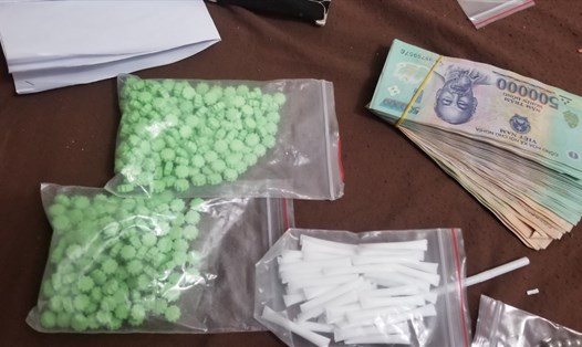 Hàng trăm viên thuốc lắc được phát hiện tại nhà đối tượng cầm đầu đường dây mua bán chất cấm quy mô lớn vừa bị công an Nha Trang triệt phá. Ảnh: P.Linh