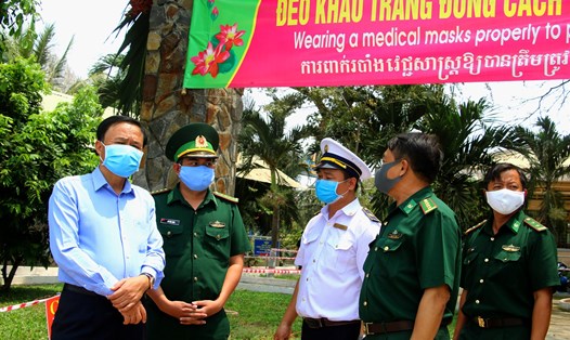Chủ tịch UBND tỉnh Đồng Tháp Nguyễn Văn Dương (bìa trái) kiểm tra tình hình khu vực biên giới mùa dịch COVID-19. Ảnh: LT