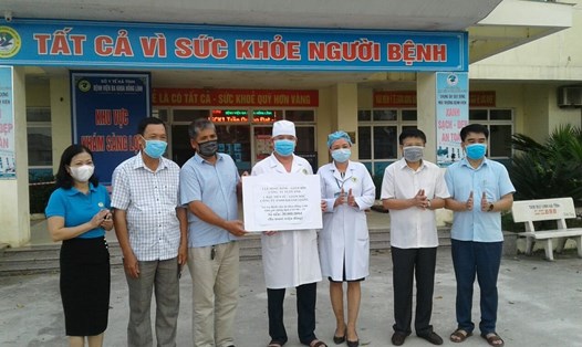 Công ty Tuấn Anh và Công ty TNHH Khánh Giang ủng hộ 30 triệu đồng cho Bệnh viện đa khoa Hồng Lĩnh chống dịch COVID - 19