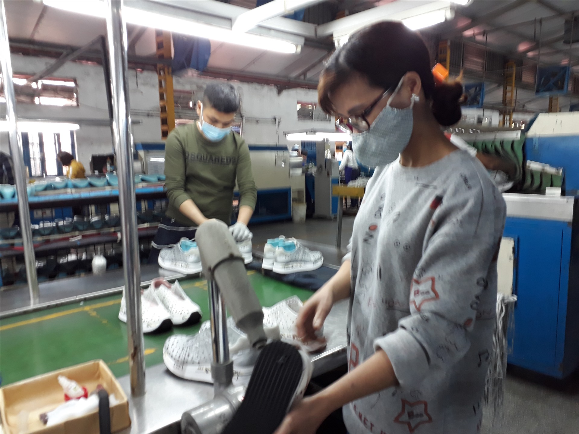 Dịch COVID-19 khiến nhiều công nhân lao động thay đổi sinh hoạt, chi tiêu của mình. Ảnh minh họa.
