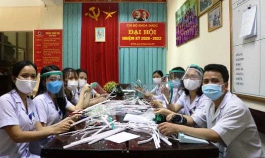 Các đoàn viên CĐ Bệnh viện đa khoa Hà Tĩnh đang làm kính chắn giọt bắn