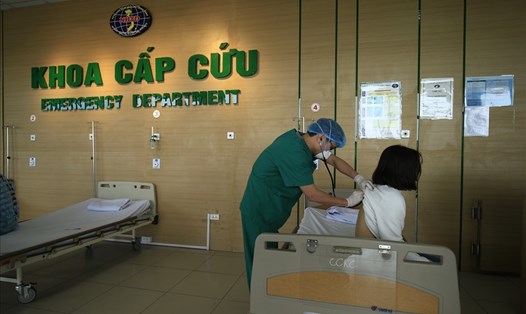 Bác sĩ Khoa Cấp cứu, Bệnh viện Bệnh Nhiệt đới Trung ương khám cho bệnh nhân. Ảnh: Hoàng Việt