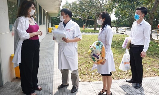 TS.BS Nguyễn Thanh Xuân - Phó Giám đốc Bệnh viện Trung ương Huế đến chúc mừng nữ du khách hết thời hạn cách li trở về nước.