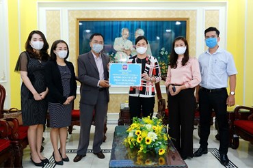Đại diện Lazada Việt Nam trao tặng 2 phòng cách ly áp lực âm cùng 100.000 khẩu trang cho đại diện Ủy ban Mặt trận Tổ quốc TPHCM.