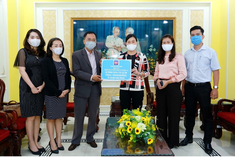 Đại diện Lazada Việt Nam trao tặng 2 phòng cách ly áp lực âm cùng 100.000 khẩu trang cho đại diện Ủy ban Mặt trận Tổ quốc TPHCM.