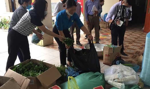 LĐLĐ huyện Lộc Hà phối hợp cùng Hội Liên hiệp Phụ nữ huyện tổ chức quyên góp thực phẩm để nấu ăn phục vụ điểm cách ly ở xã Ích Hậu.