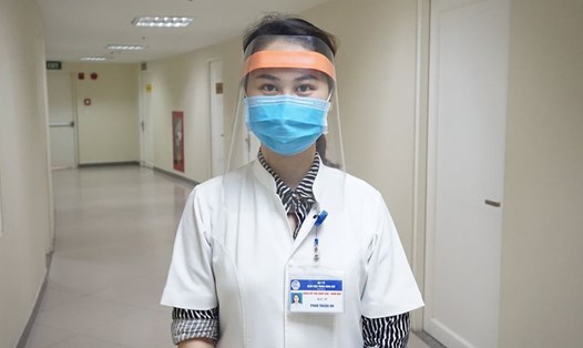 Các y, bác sĩ Bệnh viện Trung ương Huế sử dụng mặt nạ che giọt bắn do chính tay các nhân viên bệnh viện làm ra.