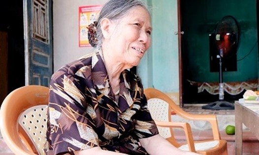 Bà Lê Thị Niệm, người đã đạp xe lên xã ủng hộ 1 triệu đồng để chống dịch COVID-19. Ảnh: AT
