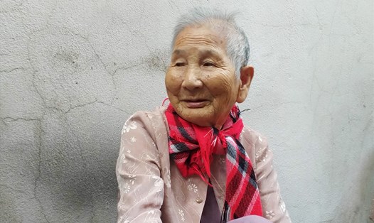 Bà mẹ Việt Nam Anh Hùng Lê Thị Chi khiến nhiều người bất ngờ khi ủng hộ toàn bộ số tiền 5 triệu đồng dành dụm của mình cho công tác chống dịch COVID-19