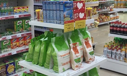 Hàng hóa tiêu dùng, nhất là gạo, lương thực, thực phẩm trong siêu
thị tại TPHCM phong phú, giá không đổi. Ảnh: P.V