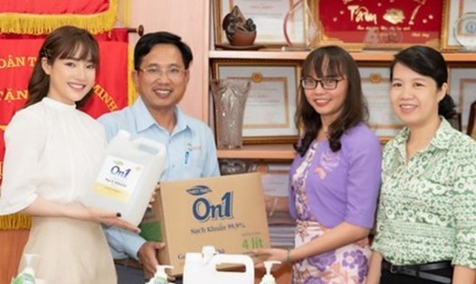 Đại diện Công ty CP Bột giặt Lix (bên trái) tặng gel rửa tay cho ngành Giáo dục TPHCM. Ảnh từ trang web của công ty