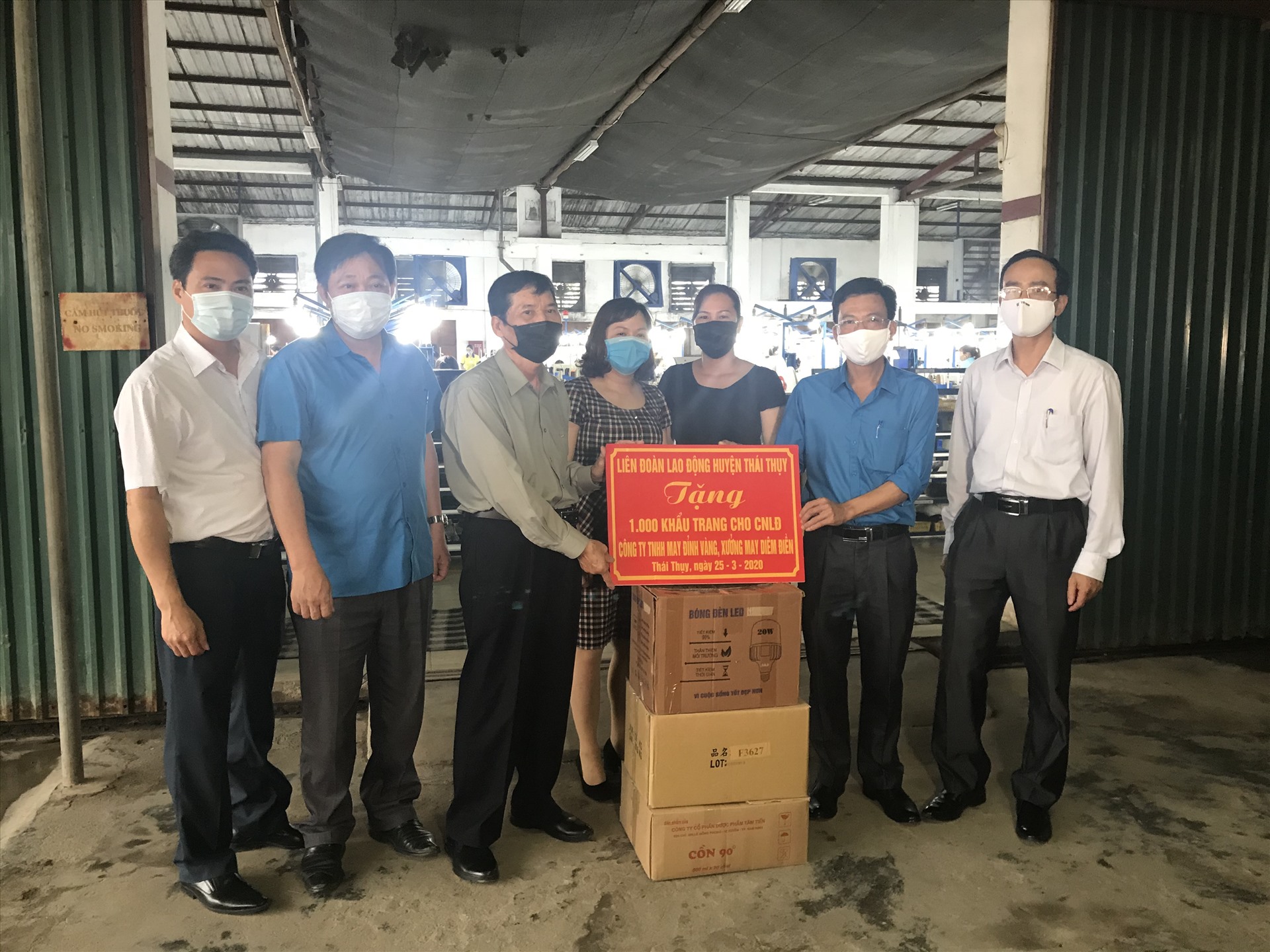 Đoàn công tác trao 1.000 khẩu trang vải cho Công ty TNHH mũ giầy da Đỉnh Vàng chi nhánh Diêm Điền Thái Thụy.