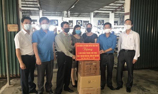 Đoàn công tác trao 1.000 khẩu trang vải cho Công ty TNHH mũ giầy da Đỉnh Vàng chi nhánh Diêm Điền Thái Thụy.
