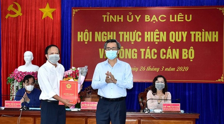 Đồng chí Nguyễn Văn Khanh nhận quyết định chỉ định tham gia Ủy viên BCH Đảng bộ tỉnh Bạc Liêu nhiệm kỳ 2015 -2020 (ảnh Nhật Hồ)