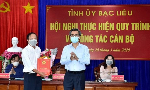 Đồng chí Nguyễn Văn Khanh nhận quyết định chỉ định tham gia Ủy viên BCH Đảng bộ tỉnh Bạc Liêu nhiệm kỳ 2015 -2020 (ảnh Nhật Hồ)