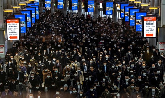 Người dân tại một nhà ga ở Tokyo, Nhật Bản. Ảnh: Reuters.