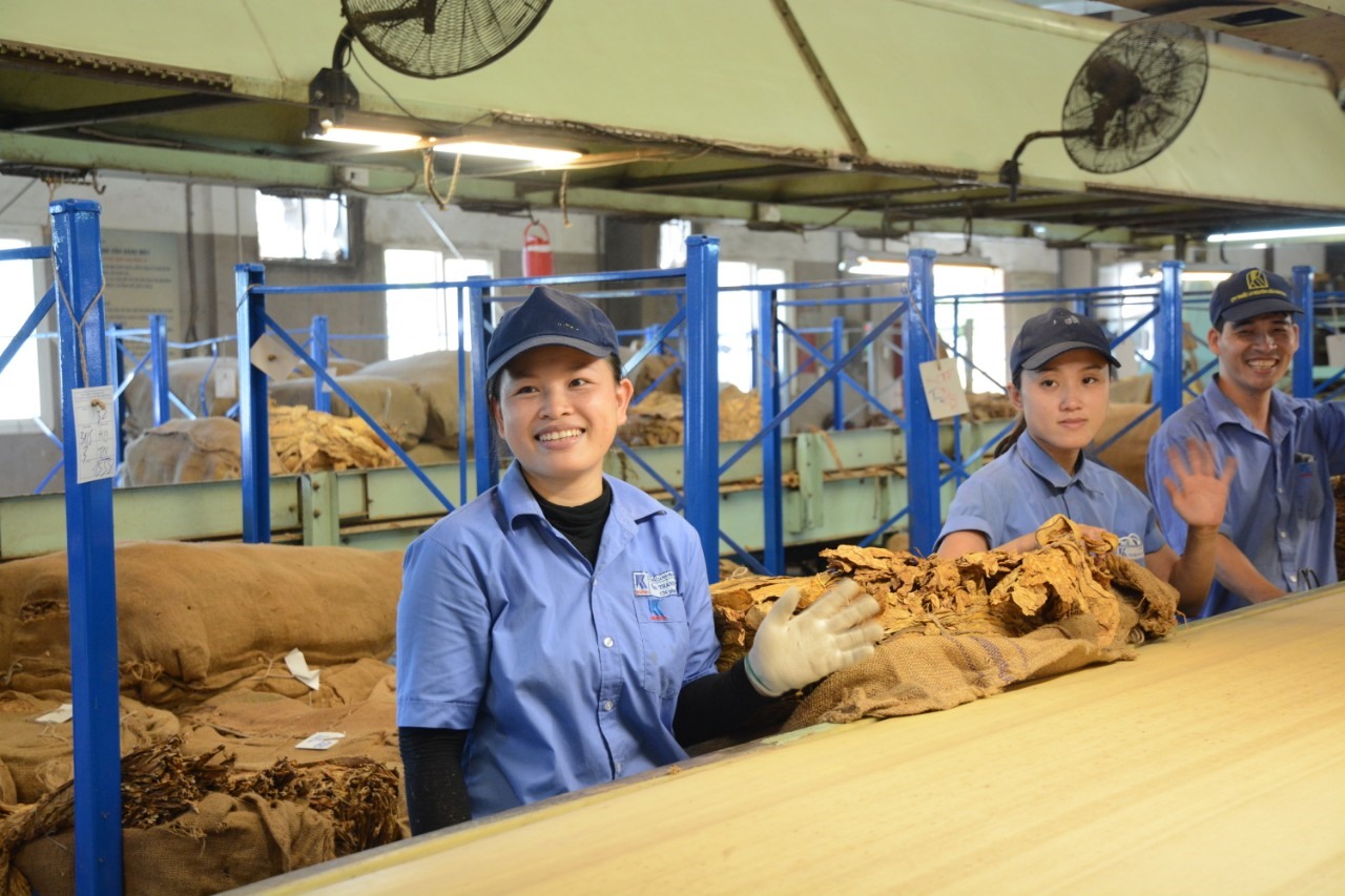 Mặc dù phải ứng phó với nhiều khó khăn trong quá trình chuyển đổi Tổng công ty Khánh Việt luôn dành sự ưu tiên là đảm bảo đời sống người lao động. Ảnh: T.Tuyến