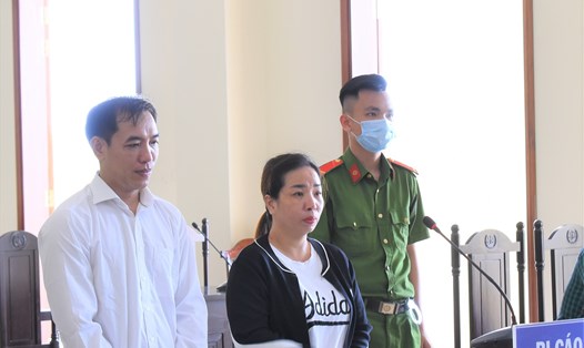 Bị cáo Lâm Thị Tuyết Hồng và Nguyễn Kim Y tại phiên tòa sơ thẩm ngày 26.3.2020.  Ảnh: Thành Nhân