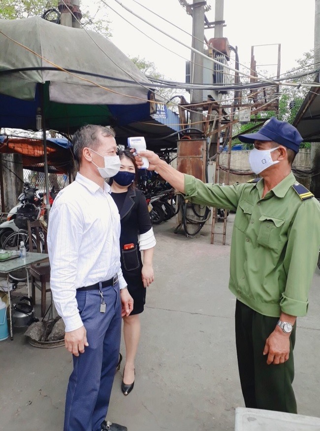 Đoàn viên Công đoàn Công ty VOSA được đo thân nhiệt trước khi vào làm việc. Ảnh: H.H