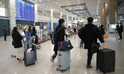 Hành khách từ Đức đến sân bay quốc tế Incheon, Hàn Quốc. Ảnh: Yonhap.