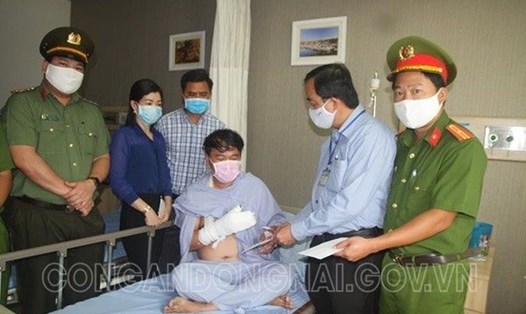 Đại diện lãnh đạo UBND TP Biên Hòa và Công an TP Biên Hòa, cùng cấp ủy, chính quyền phường Phước Tân thăm, tặng quà anh Đáng đang điều trị tại bênh viện_Ảnh: CACC
