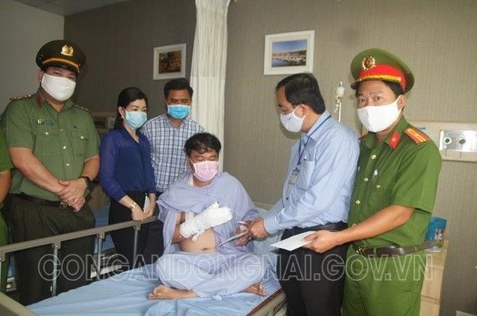 Đại diện lãnh đạo UBND TP Biên Hòa và Công an TP Biên Hòa, cùng cấp ủy, chính quyền phường Phước Tân thăm, tặng quà anh Đáng đang điều trị tại bênh viện_Ảnh: CACC