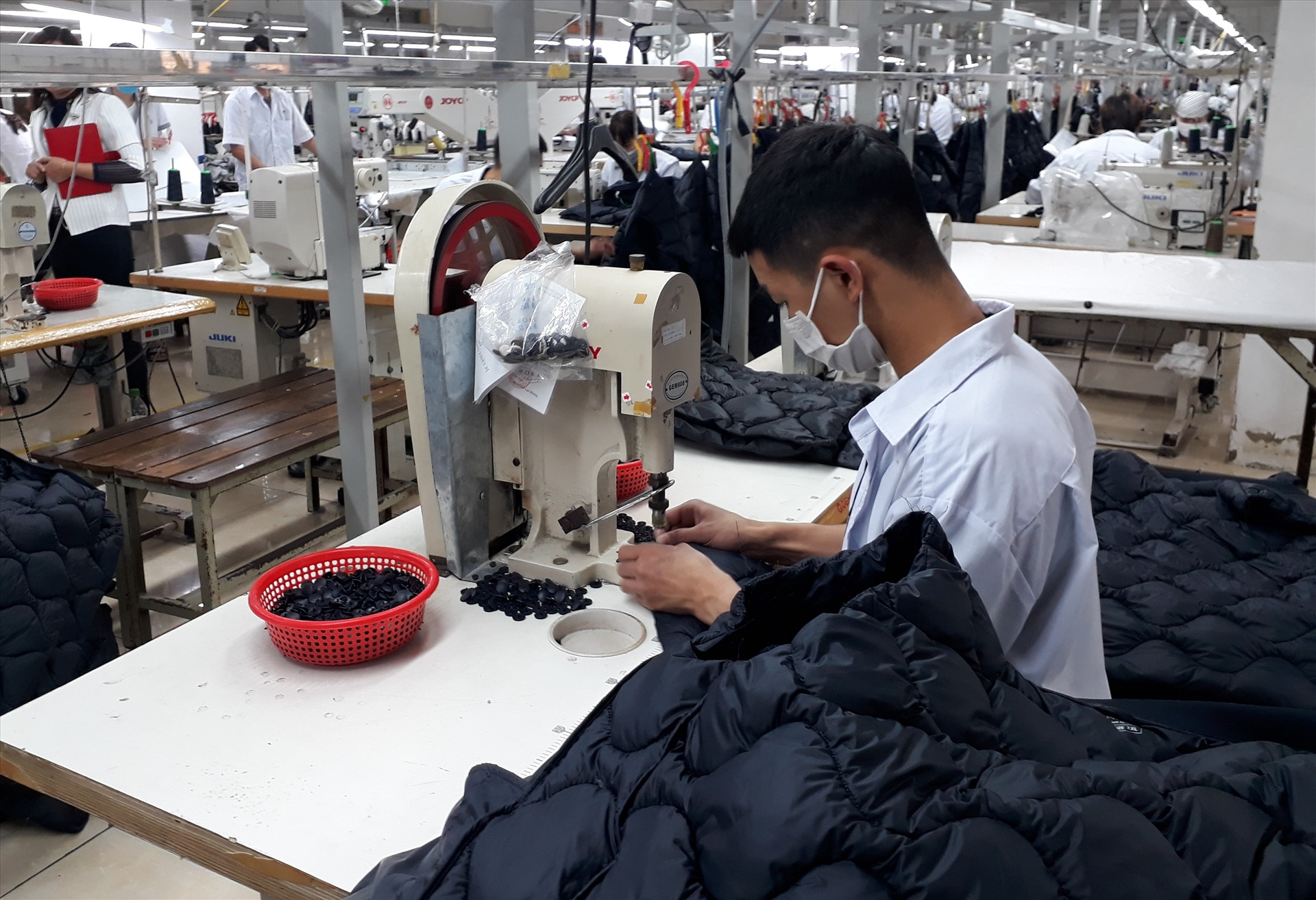 Dịch COVID-19 đang ảnh hưởng lớn đến đời sống, việc làm của người lao động, nhất là người lao động ngành may mặc. Ảnh minh họa.
