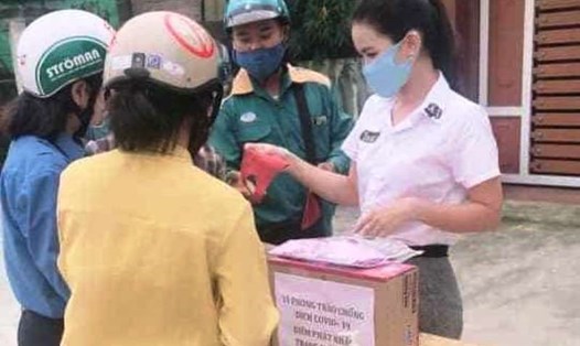 Cô Thắm - Chủ tịch Công đoàn cơ sở Trường Mầm non Xuân Hải tự may khẩu trang rồi phát miễn phí cho người dân