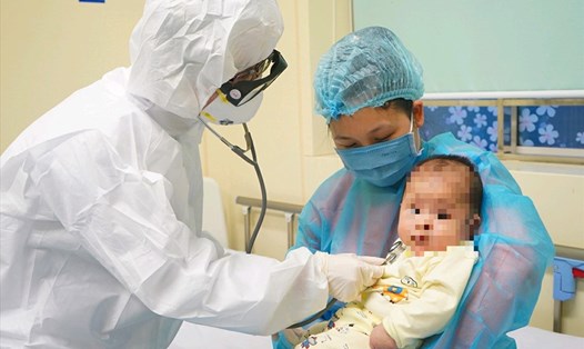 Bác sĩ khám cho em bé 3 tháng tuổi mắc bệnh COVID-19. Ảnh: Tuấn Dũng