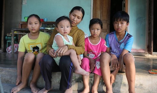 Chị Tiên và 4 đứa con thơ trong ngôi nhà dột nát. Ảnh: T.C