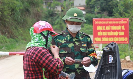 Tại chốt kiểm tra bản Rằn, xã Cao Lâu, huyện Cao Lộc, tỉnh Lạng Sơn, người dân ra vào đều phải xuất trình căn cước công dân.