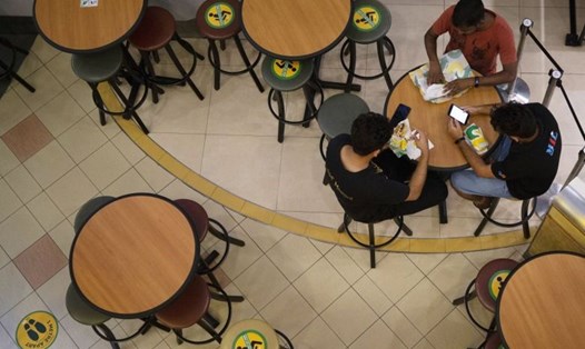 Khách dùng bữa tại 1 nhà hàng trong trung tâm mua sắm ở Singapore. Ảnh: Straits Times/EPA-EFE.