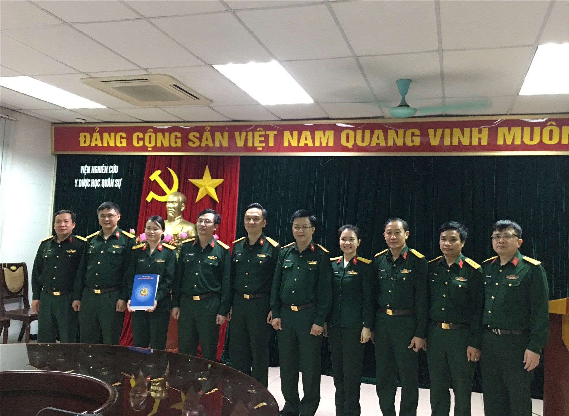 Ban Công đoàn Quốc phòng thăm, tặng quà, động viên nhóm nghiên cứu. Ảnh: T.E.A
