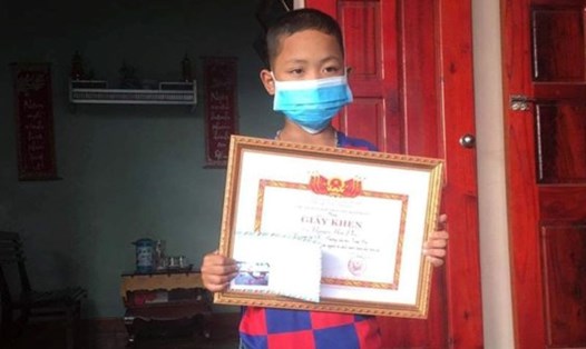 Em Nguyễn Hữu Phúc nhanh trí cứu sống 2 em nhỏ đuối nước. Ảnh: Facebook