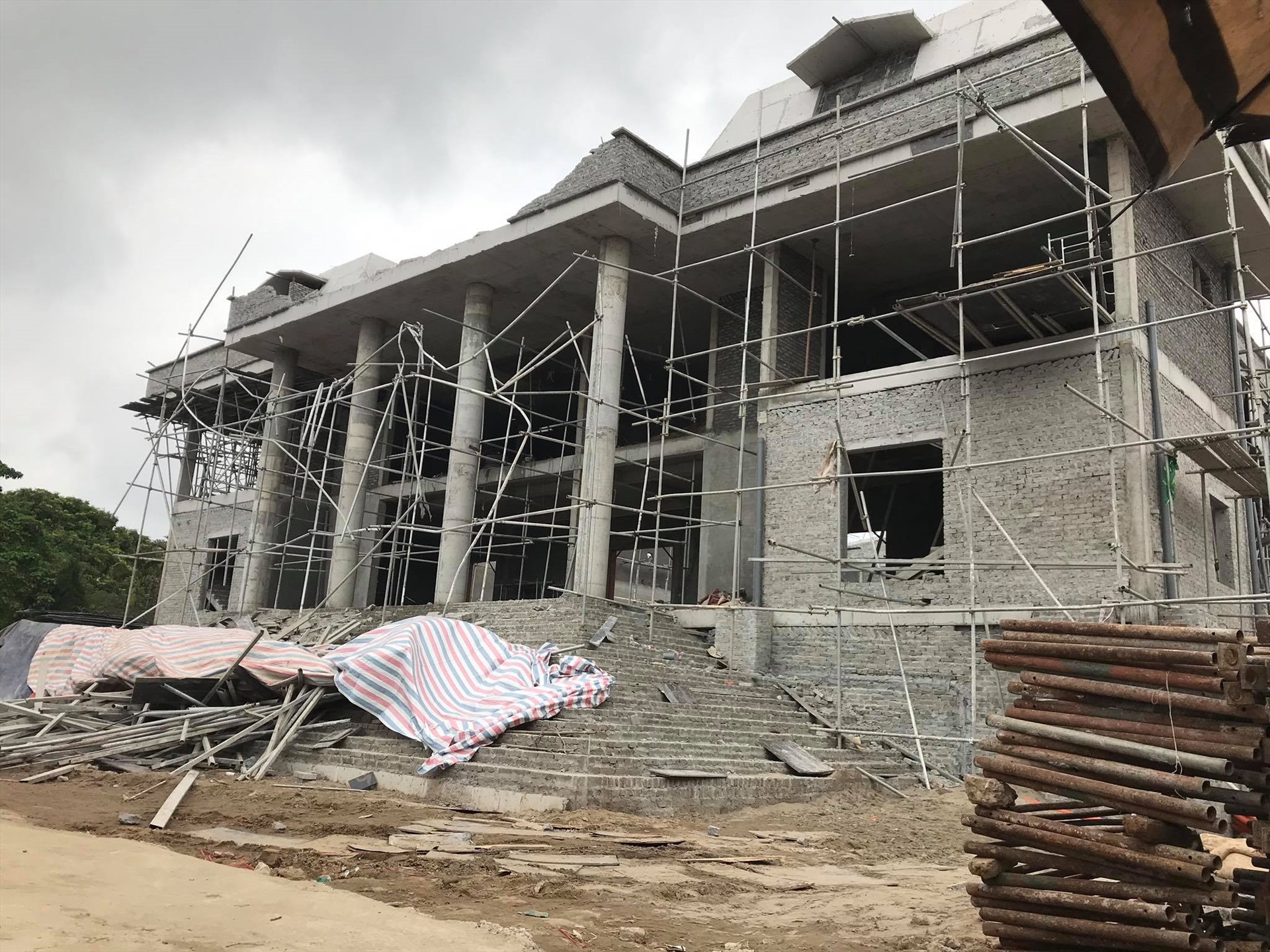 Công trình Nhà văn hóa huyện An Dương nơi xảy ra vụ tai nạn khiến 2 người bị thương. Ảnh ĐL