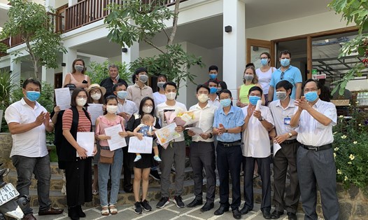 Giám đốc Trung tâm y tế huyện Phú Quốc trao quyết định và giấy xác nhận hoàn thành cách ly. Ảnh: H.D